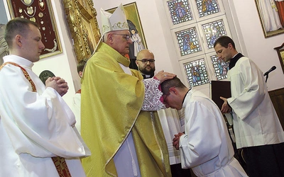 	Biskup Dajczak udziela święceń diakonatu.