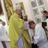 	Biskup Dajczak udziela święceń diakonatu.