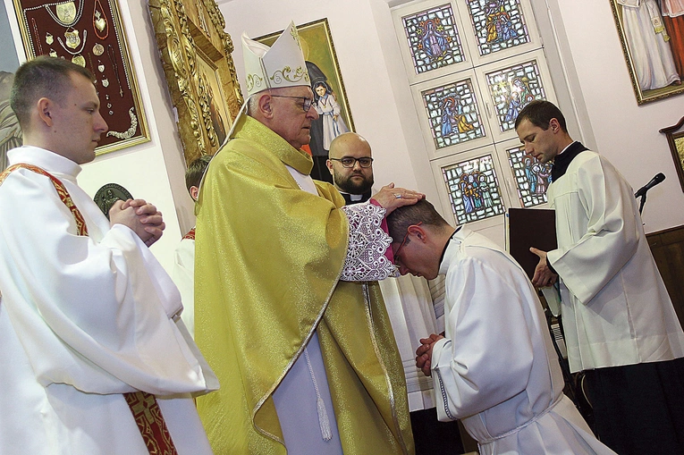 	Biskup Dajczak udziela święceń diakonatu.