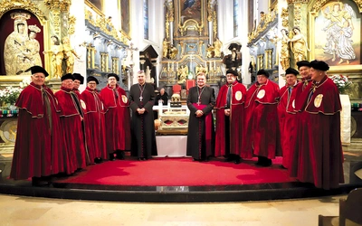 Przy relikwiach patronki członkowie konfraterni modlili się z bp. Osialem i bp. Nykielem.