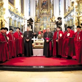 Przy relikwiach patronki członkowie konfraterni modlili się z bp. Osialem i bp. Nykielem.