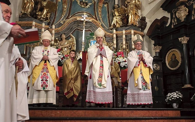 	Bp Osial uroczyście objął katedrę łowicką.