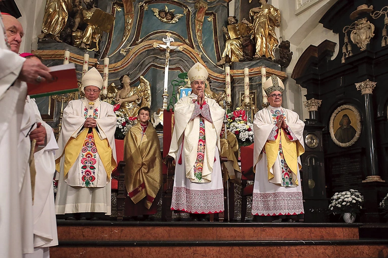 	Bp Osial uroczyście objął katedrę łowicką.