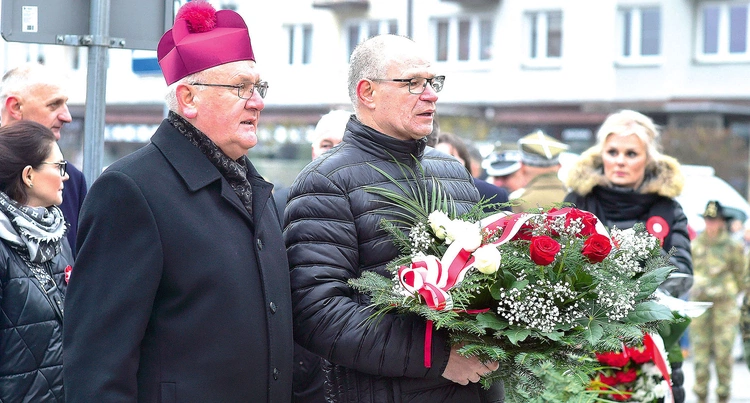 Arcybiskup Józef Górzyński i ks. Piotr Sroga złożyli wieniec pod tablicą pamiątkową poświęconą marszałkowi Józefowi Piłsudskiemu.