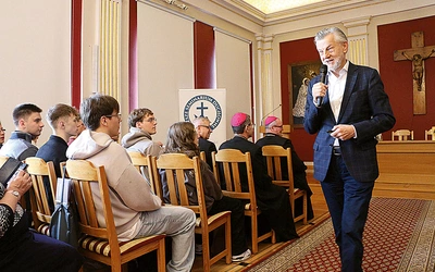 Prof. Andrzej Zybertowicz podkreślał, jak ważna jest bezpośrednia relacja z drugą osobą,  której nie są w stanie dać najbardziej wyrafinowane wynalazki technologiczne.  – Wolę rozmawiać z moją żoną niż z chatem – mówił.