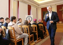 Prof. Andrzej Zybertowicz podkreślał, jak ważna jest bezpośrednia relacja z drugą osobą,  której nie są w stanie dać najbardziej wyrafinowane wynalazki technologiczne.  – Wolę rozmawiać z moją żoną niż z chatem – mówił.