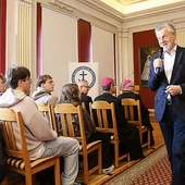 Prof. Andrzej Zybertowicz podkreślał, jak ważna jest bezpośrednia relacja z drugą osobą,  której nie są w stanie dać najbardziej wyrafinowane wynalazki technologiczne.  – Wolę rozmawiać z moją żoną niż z chatem – mówił.