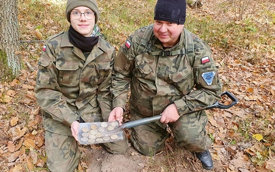 Odkrywcami są Sławomir Milewski i jego syn Szymon ze Stowarzyszenia Badawczo-Historycznego „Triglav”.