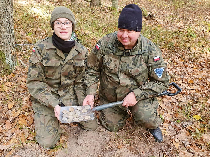 Odkrywcami są Sławomir Milewski i jego syn Szymon ze Stowarzyszenia Badawczo-Historycznego „Triglav”.