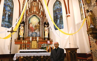 Ks. proboszcz Erwin Mateja w prezbiterium.