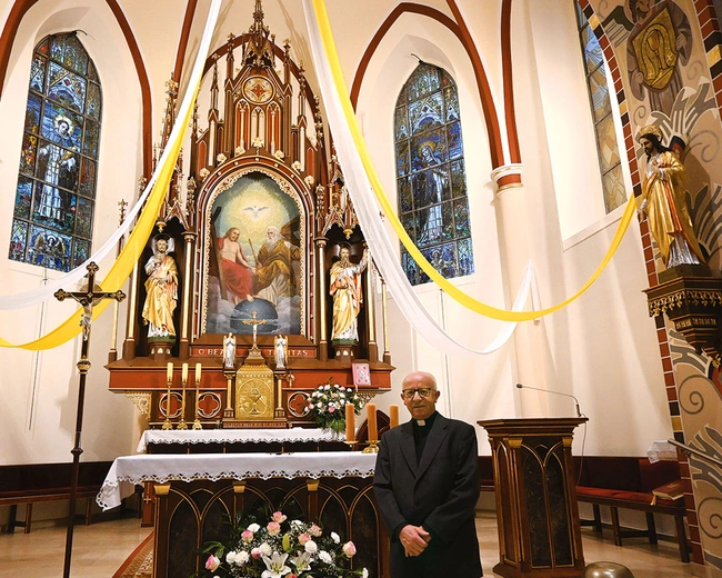 Ks. proboszcz Erwin Mateja w prezbiterium.