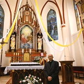 Ks. proboszcz Erwin Mateja w prezbiterium.