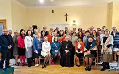 Pamiątkowe zdjęcie z bp. Markiem Mendykiem i ks. Mirosławem Rakoczym.