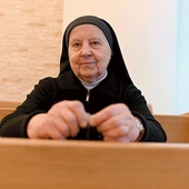 Siostra Amabilis w czasie modlitwy w klasztornej kaplicy. 