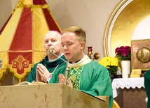 Diakon Kamil Stachuczy w trakcie czytania Ewangelii.