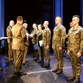 Nominacje wręczali zastępca dowódcy WOT płk Mariusz Specjalski i płk Łukasz Baranowski.