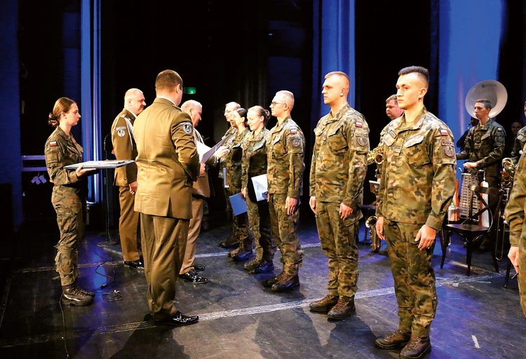 Nominacje wręczali zastępca dowódcy WOT płk Mariusz Specjalski i płk Łukasz Baranowski.