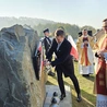 Odsłonięcie monumentu. Wójt Jarosław Baziak i ks. Grzegorz Kiełbasa.