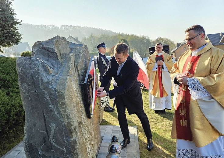 Odsłonięcie monumentu. Wójt Jarosław Baziak i ks. Grzegorz Kiełbasa.