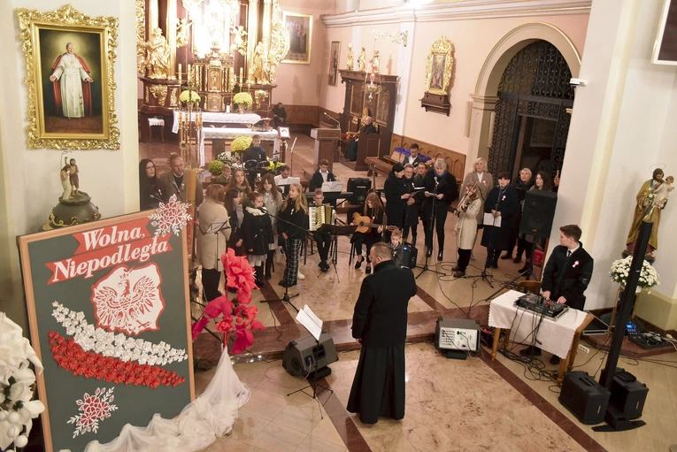 Dokonania lokalnych patriotów jeszcze bardziej wybrzmiały  na tle pieśni i piosenek wyśpiewanych przez zespół Owczarnia.