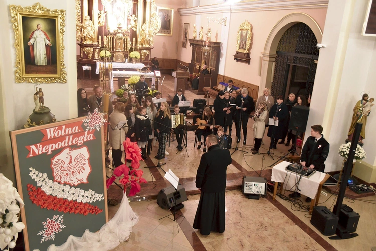 Dokonania lokalnych patriotów jeszcze bardziej wybrzmiały  na tle pieśni i piosenek wyśpiewanych przez zespół Owczarnia.