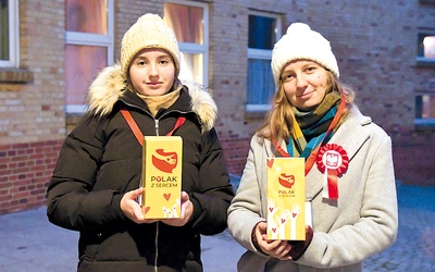 Julia (z lewej) i Monika zachęcają każdego  do okazania serca.