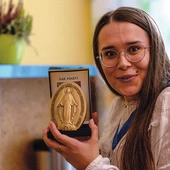 Paulina Berdel Cudowny Medalik nosi od Pierwszej Komunii Świętej. Z nim czuje się jak pod płaszczem Maryi.