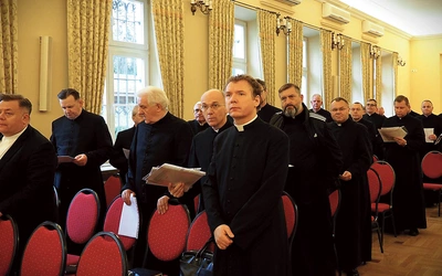 Kardynał podkreślił znaczenie młodego pokolenia kapłanów, które wprowadza świeże spojrzenie na wyzwania współczesności.