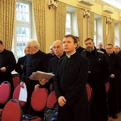 Kardynał podkreślił znaczenie młodego pokolenia kapłanów, które wprowadza świeże spojrzenie na wyzwania współczesności.