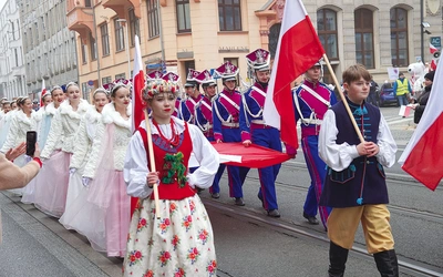 Barwny korowód na ulicach miasta.