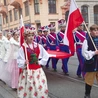 Barwny korowód na ulicach miasta.
