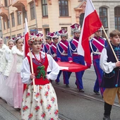 Barwny korowód na ulicach miasta.