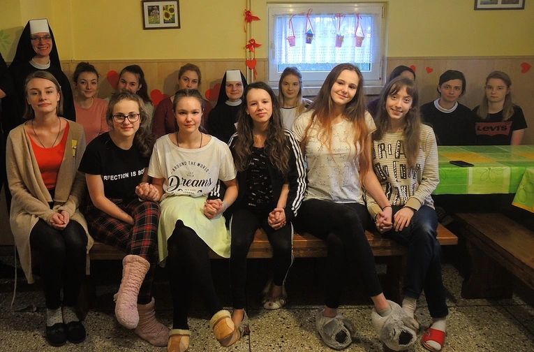 O wielkiej miłości Pana Boga i o tym, jak Go usłyszeć, dowiadują się dziewczyny na rekolekcjach u elżbietanek cieszyńskich w Zabrzegu