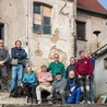 Jak dwunastu byłych górników odnowiło mieszkanie powodzianom