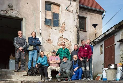 Jak dwunastu byłych górników odnowiło mieszkanie powodzianom