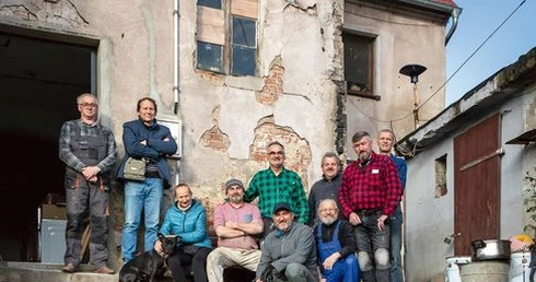 Jak dwunastu byłych górników odnowiło mieszkanie powodzianom