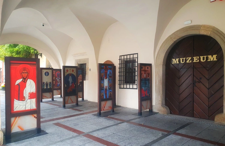 Tarnów. Plenerowa wystawa ikon br. Marcina Świądra