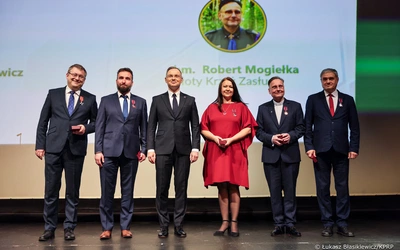 Złoty Krzyż Zasługi dla ks. Roberta Mogiełki