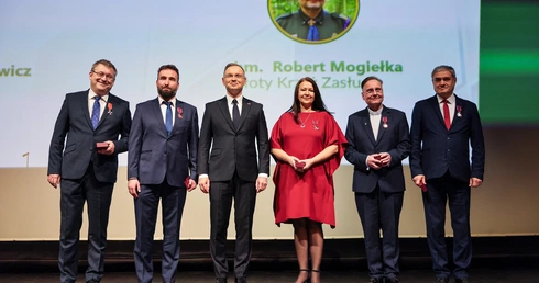 Złoty Krzyż Zasługi dla ks. Roberta Mogiełki