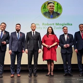 Złoty Krzyż Zasługi dla ks. Roberta Mogiełki