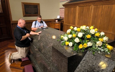 Ks. Grzegorz Opiela i Roman Hawliczek przy grobie bł. Michaela McGivneya.