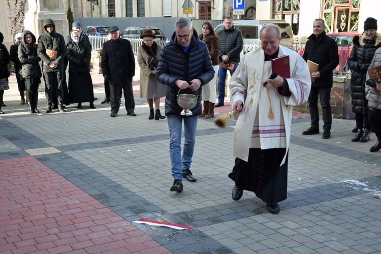 Odsłonięto płyty historyczne na placu przykościelnym radomskiej fary