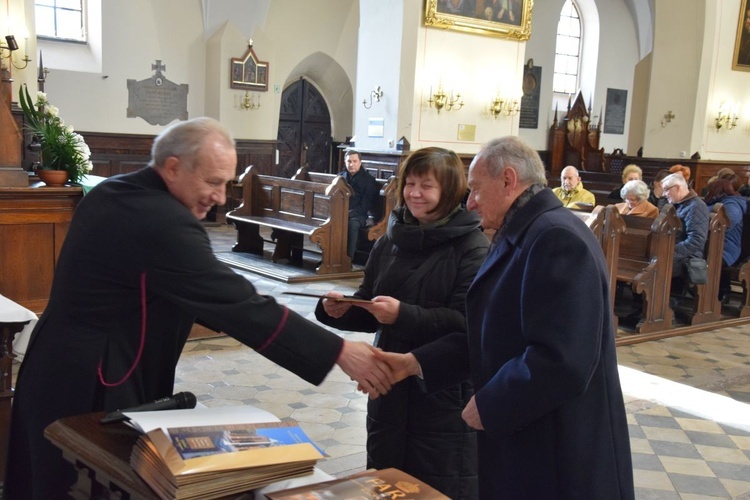 Odsłonięto płyty historyczne na placu przykościelnym radomskiej fary