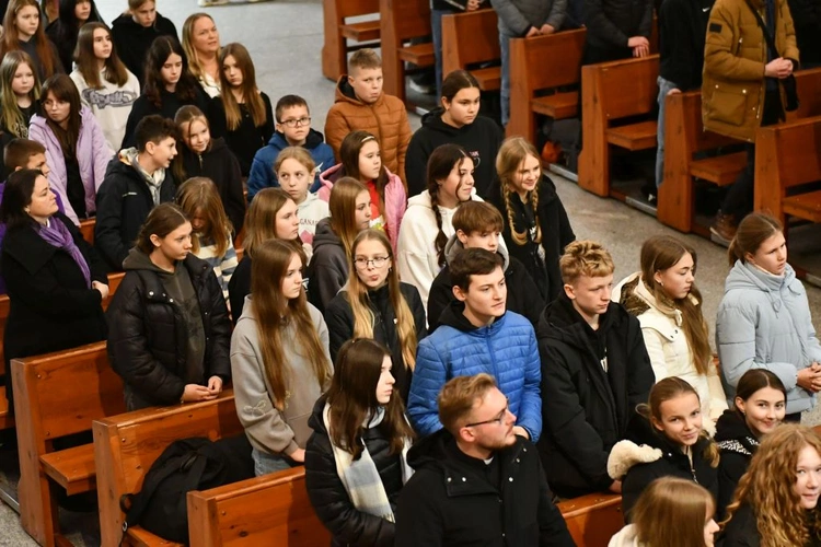 Trwa Modlitewny Wieczór Młodych
