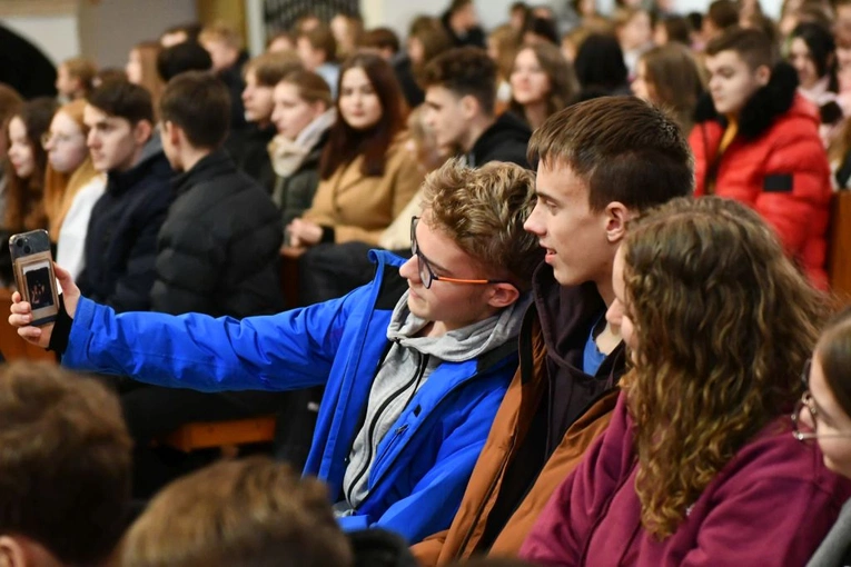 Trwa Modlitewny Wieczór Młodych