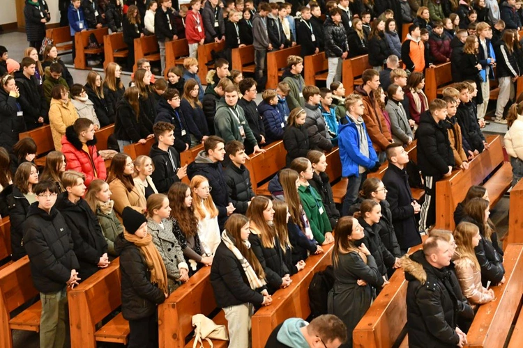 Trwa Modlitewny Wieczór Młodych