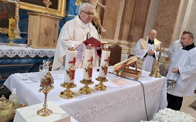 Relikwie wprowadził ks. inf. Stanisław Pindera, obok proboszcz ks. Stanisław Rożej.