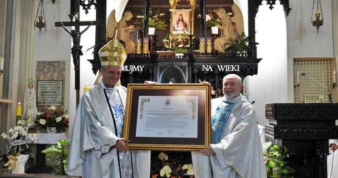 Przekazanie jubileuszowego dekretu kapelanowi klarysek ks. Józefowi Lachowi SCJ