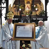 Przekazanie jubileuszowego dekretu kapelanowi klarysek ks. Józefowi Lachowi SCJ