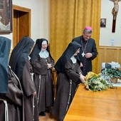 Spotkanie biskupa ze wspólnotą klarysek.